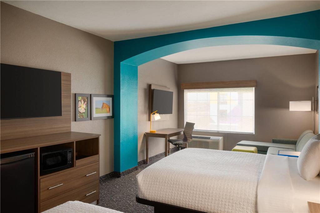 La Quinta Inn & Suites by Wyndham Shawnee - photo 27