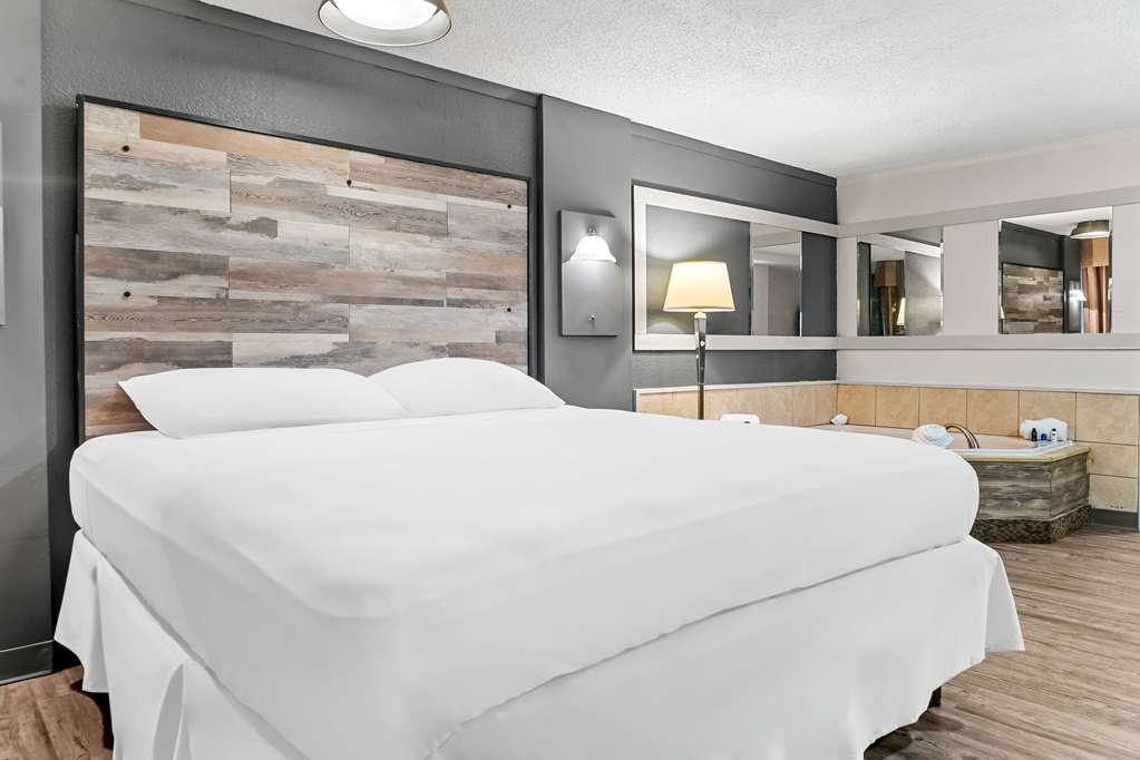 Rodeway Inn & Suites Saginaw I 675 - photo 10