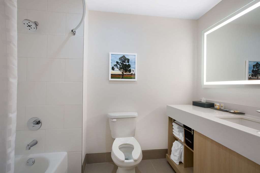 La Quinta Inn & Suites by Wyndham Manassas Va Dulles Airport - photo 13