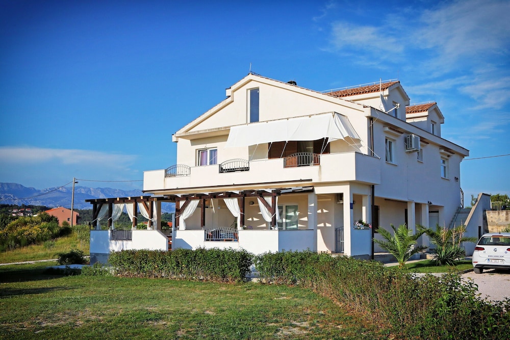 Tasteful Holiday Home in Ljubac With Landscaped Garden — 4-Star Luxury Hotel in Razanac, Croatia