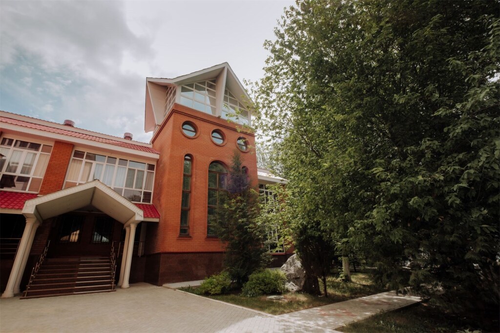 Neptune - carbon neutral hotel in Karabash
