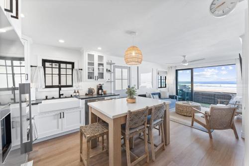Luxury Ground S Oceanfront Unit with Boardwalk Lounge Firepit AC in San Diego, United States