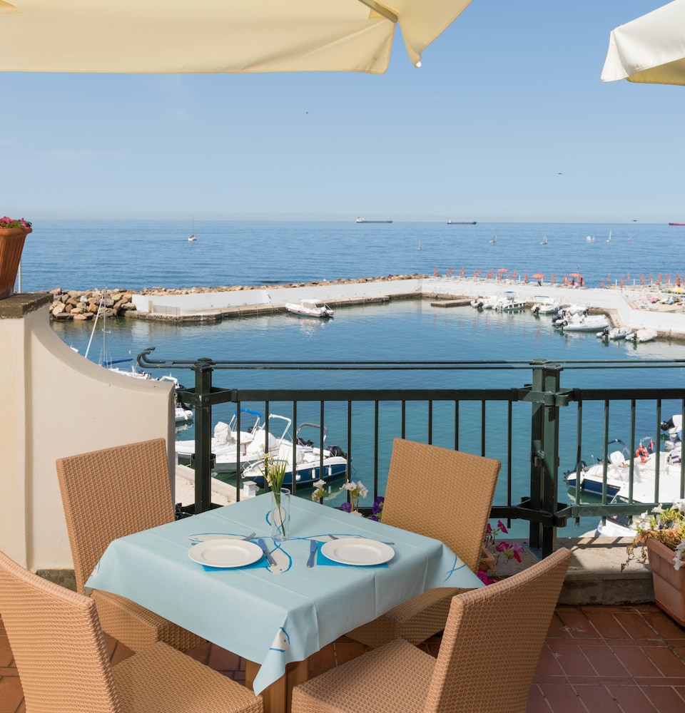 Mercure Civitavecchia Sunbay Park Hotel in Civitavecchia, Italy