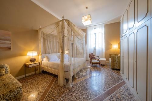 Lungarno Buozzi 7 Apartments — 4-Star Luxury Hotel in Pisa, Italy