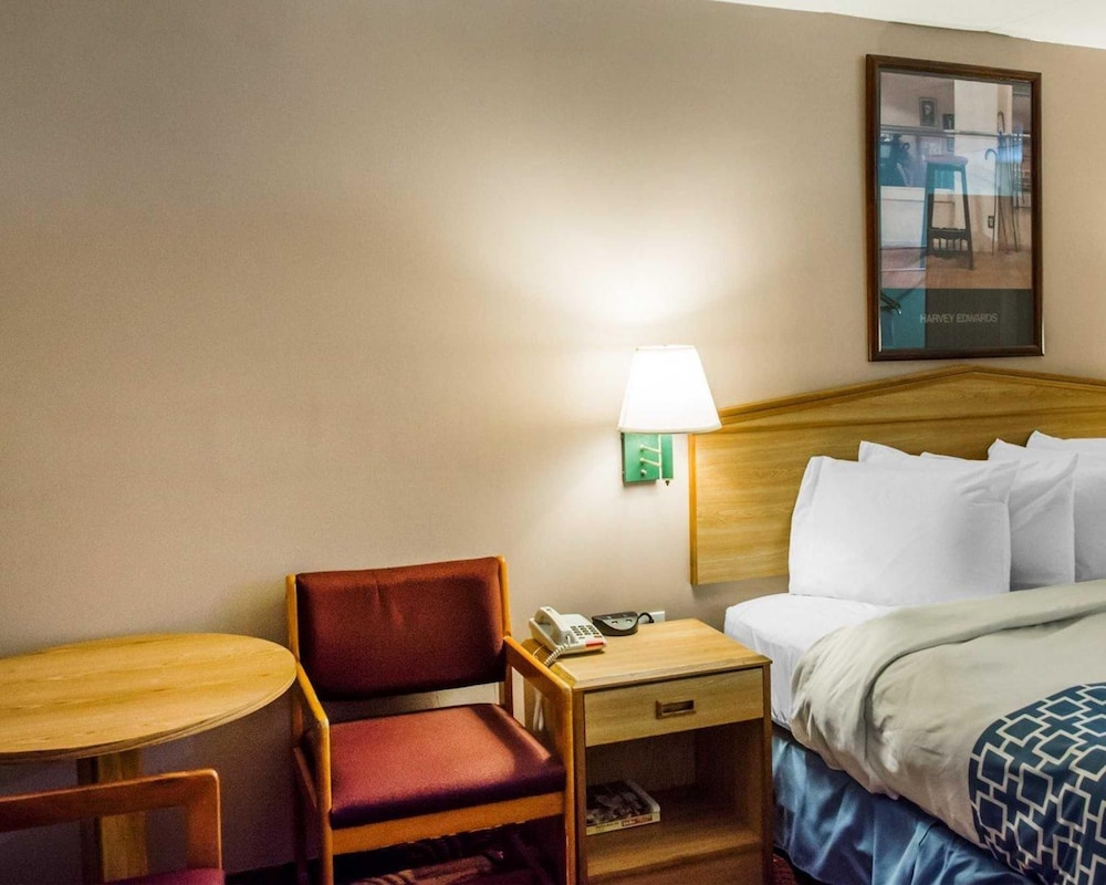 Econo Lodge Franklin Springboro - photo 17