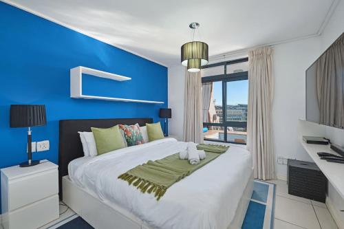 Hot Tub Gym Pool City and Harbour Views — 4-Star Luxury Hotel in Cape Town, South Africa
