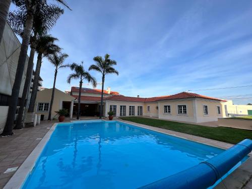Modern spacious apartment with rooftop pool — 4-Star Luxury Hotel in Sao Martinho Do Porto, Portugal
