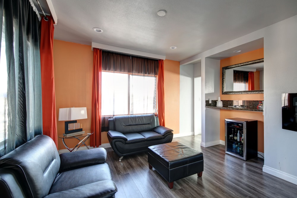 Tradewinds Airport Hotel - photo 25