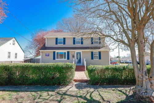 Sojourn Spacious Family Retreat with Fenced Backyard in Norfolk, United States