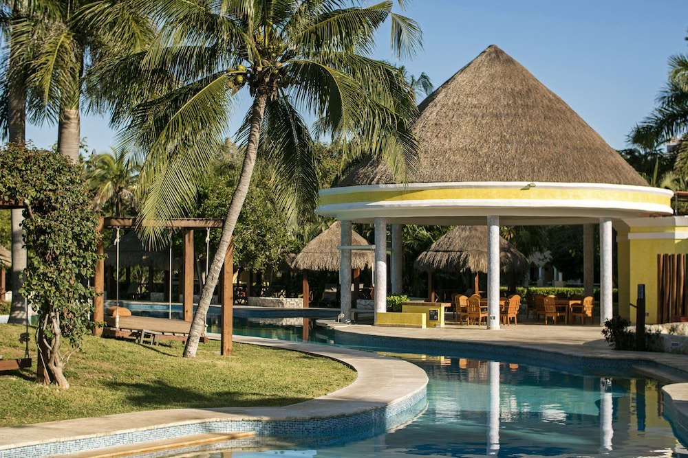 Poolside bar