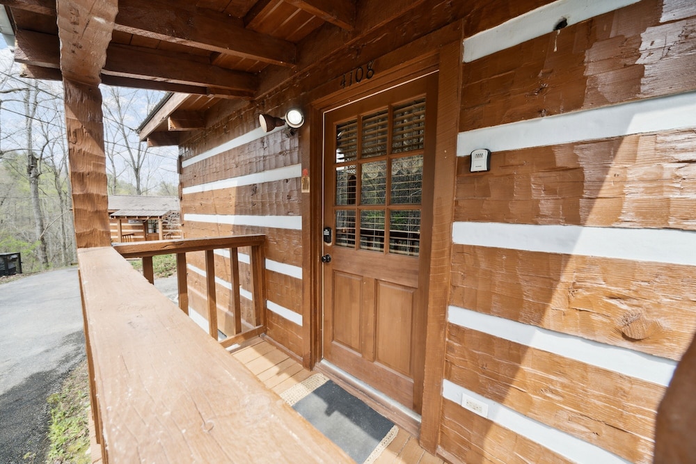 A Lover's Paradise 1 Bedroom Cabin Heavenly Views Resort - photo 16