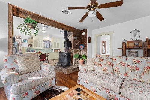 E Pies Gasthaus Hot Tub & Near Cross Mountain — 4-Star Luxury Hotel in Fredericksburg, United States