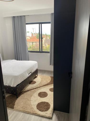 Chic 1BR w Pool Gym City Views