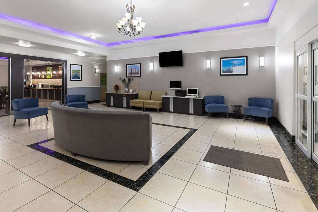 La Quinta Inn & Suites by Wyndham Deer Park - photo 7