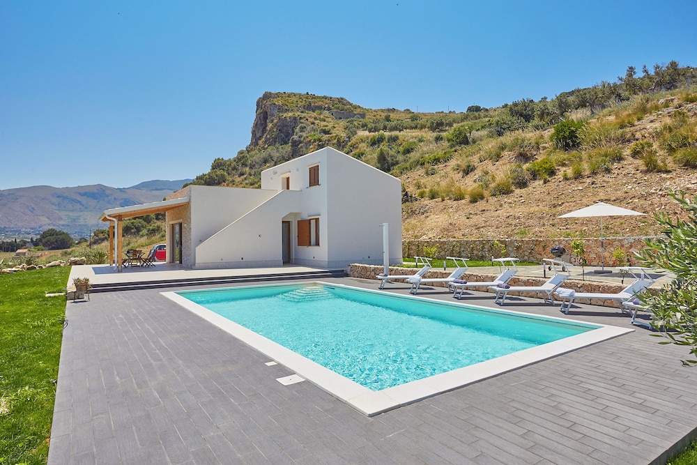 Villa Dell'Artista — 4-Star Luxury Hotel in Castellammare Del Golfo, Italy