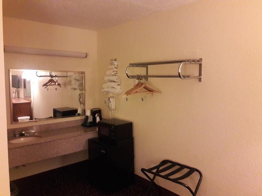 Super 8 by Wyndham Williamsburg Pottery - photo 12