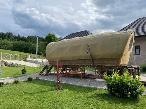 White Spring Glamping in Campulung Moldovenesc, Romania