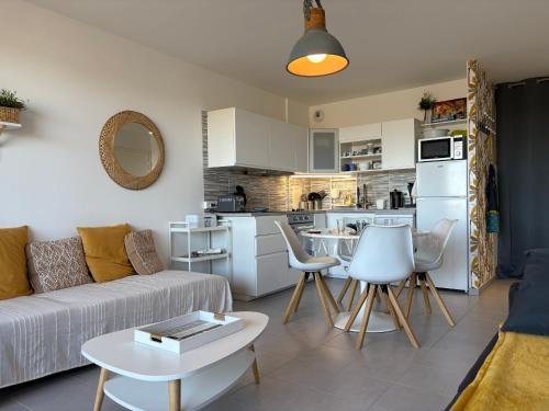 Appartement Calme avec Terrasse Piscine et Parking à 250m de la Plage FR 1 324A 16 — 4-Star Luxury Hotel in Saint-Hilaire-De-Riez, France
