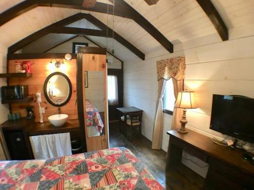 Tiny Home Cottage Near the Smokies #6 Greta - photo 7