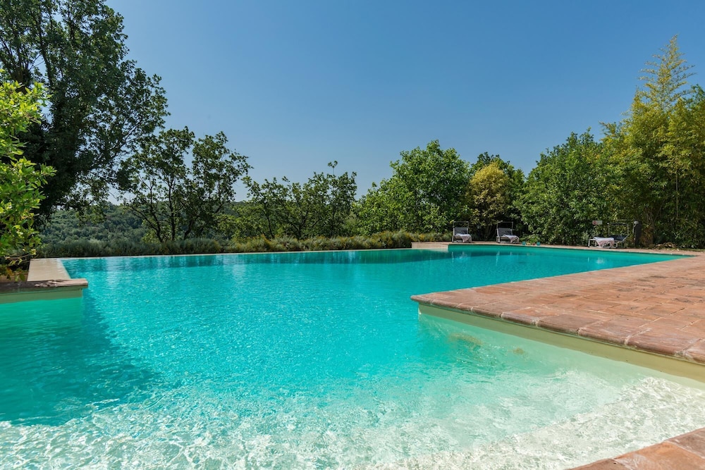 Dalmanuta 8 Emma Villas — 4-Star Luxury Hotel in San Venanzo, Italy