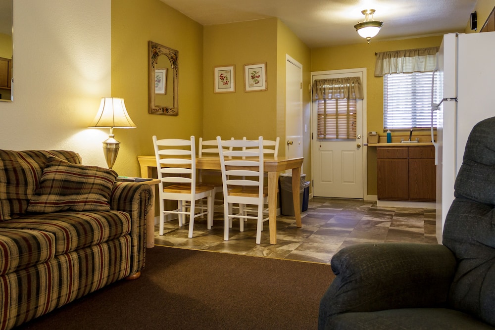 Green Gables Motel & Suites - photo 28