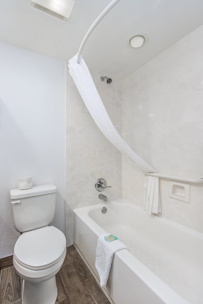 Crossroads Inn & Suites - photo 51