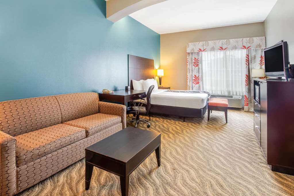 La Quinta Inn & Suites by Wyndham Glen Rose - photo 33
