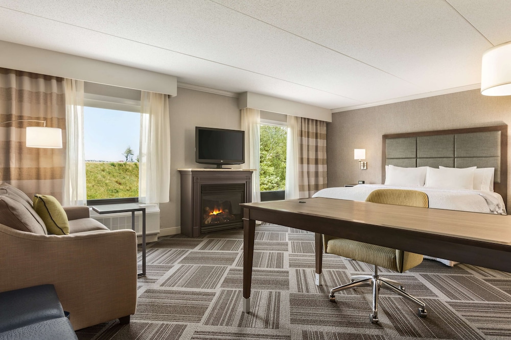 Hampton Inn & Suites Manchester Bedford - photo 11