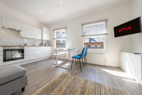 Modern Split Level 2BR Spacious Apt Maida Vale — 4-Star Luxury Hotel in London, United Kingdom