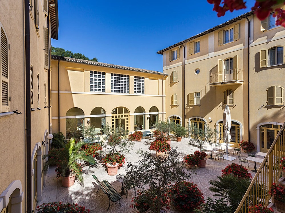 Hotel San Luca — 4-Star Luxury Hotel in Spoleto, Italy