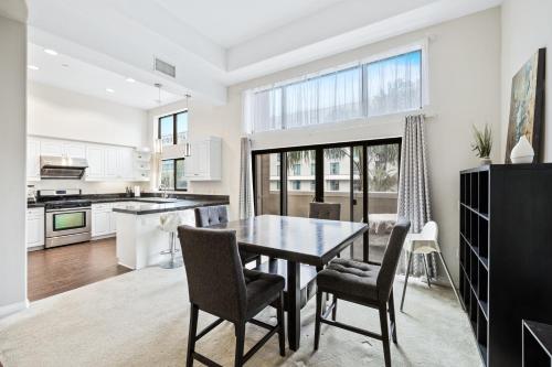 Ultimate LA Vacation 2BR w Pool Above Shops — 4-Star Luxury Hotel in Monterey Park, United States