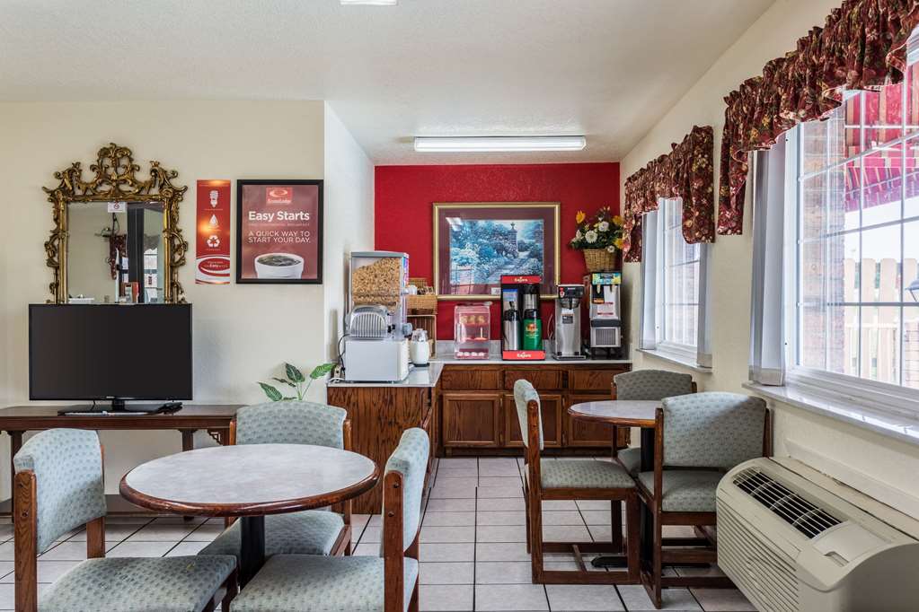 Econo Lodge & Suites Brinkley - photo 33