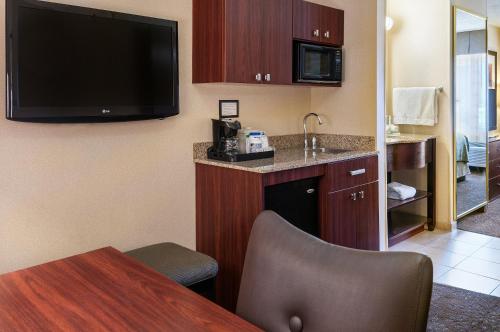 Comfort Suites Sandy - photo 8