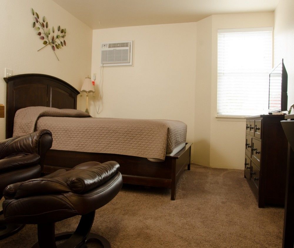 Bond Hotel & Extended Stay - photo 8