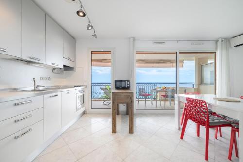 Admiral Plaza Superbe 2p Vue Mer Au Coeur de Menton in Menton, France