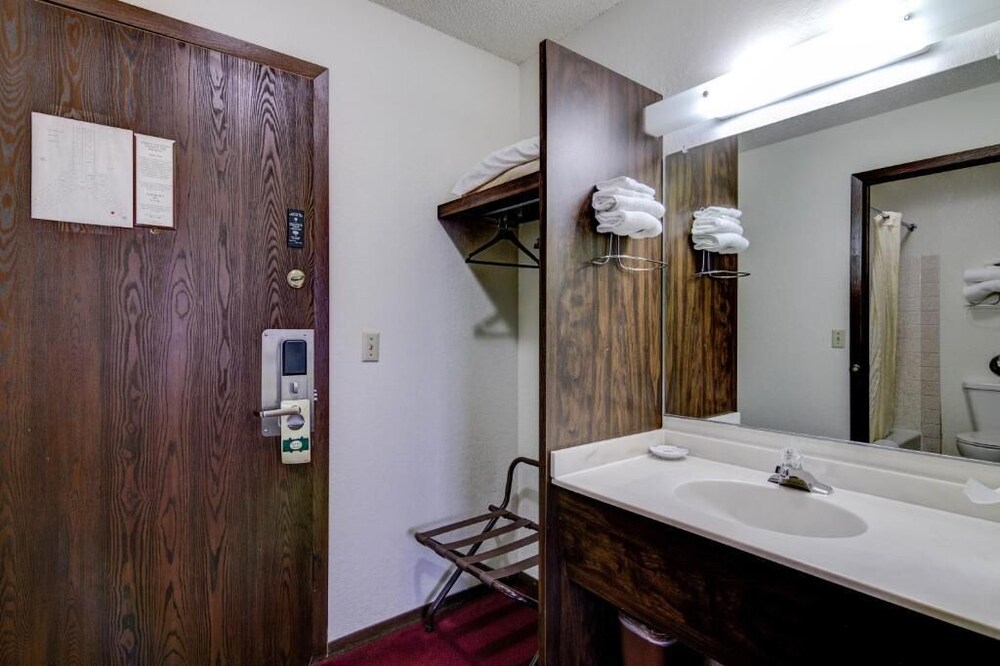 Bloomer Inn & Suites - photo 22