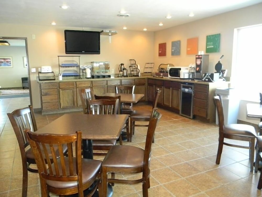 Boarders Inn & Suites by Cobblestone Hotels Munising - photo 21
