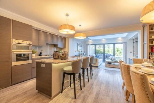 Elegant 4 Bed Home Private Garden Parking By Tempstay — 4-Star Luxury Hotel in Virginia Water, United Kingdom