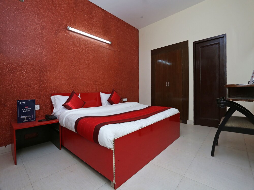 Oyo 13907 Red Flag - last minute hotel in Noida