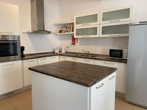 Gzira 2 Bed Maisonette — 4-Star Luxury Hotel in Gzira, Malta