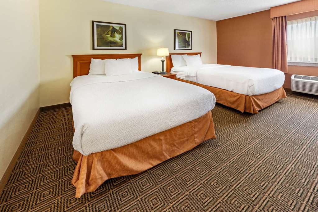 La Quinta Inn & Suites by Wyndham Tampa Brandon West - photo 31