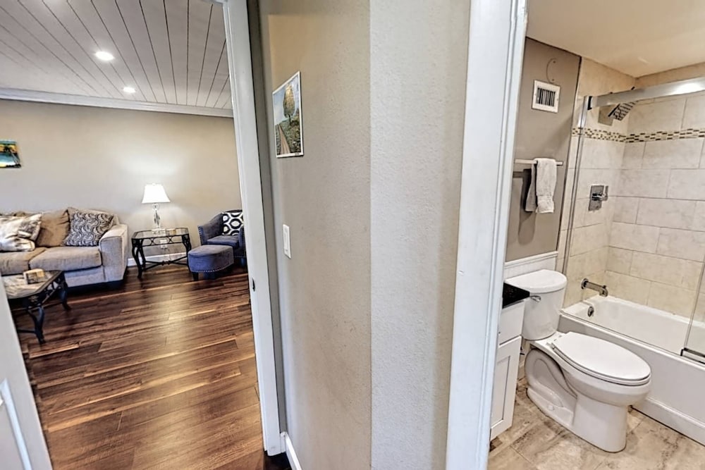 Harbor Towers 2nd Fl Renovated Suite - photo 36