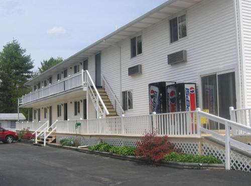 Knotty Pine Motel - photo 7