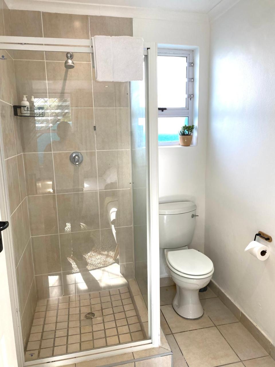 Cozy Beachside Studio Apartment on Surfers Corner