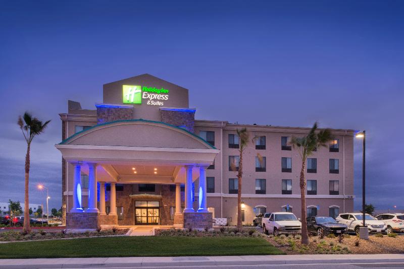 Holiday Inn Express & Suites Bakersfield Airport by IHG - photo 3
