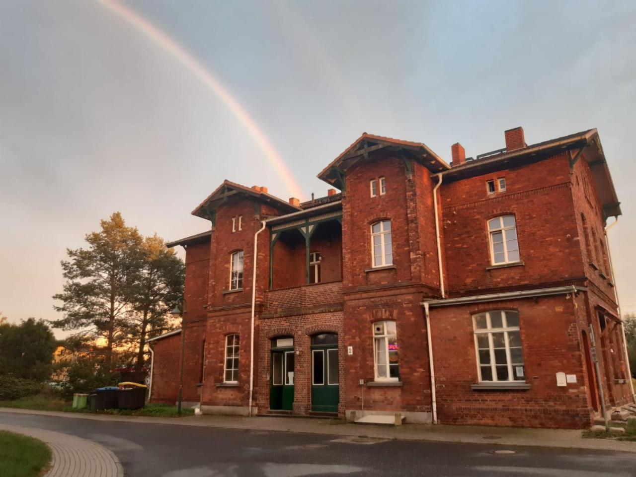 Privatzimmer ohne Komfort im historischen Bahnhof Lalendorf — hotel in Lalendorf