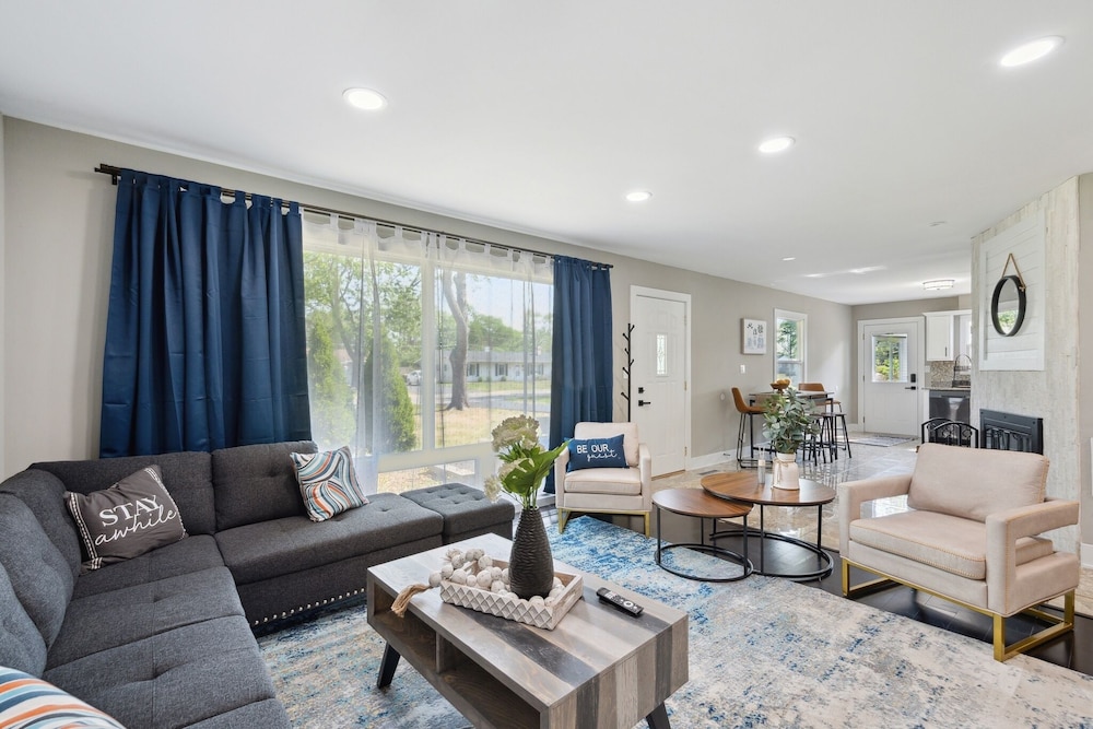 Charming Contemporary Family Home 3 Bedroom Home By Redawning 18532606 — Glenview