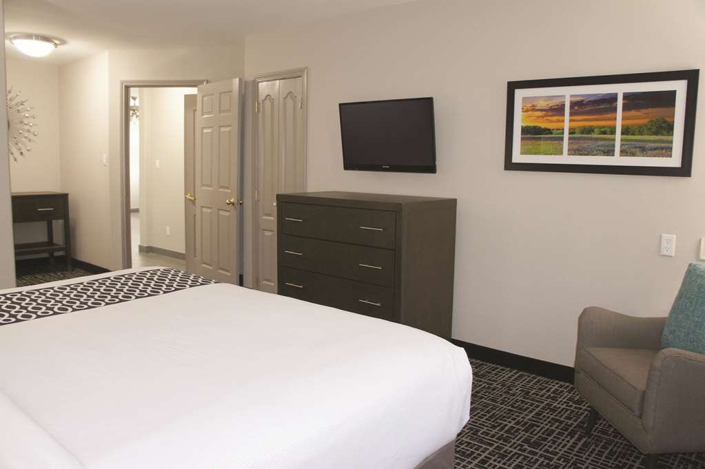 La Quinta Inn & Suites by Wyndham Pharr North McAllen - photo 35