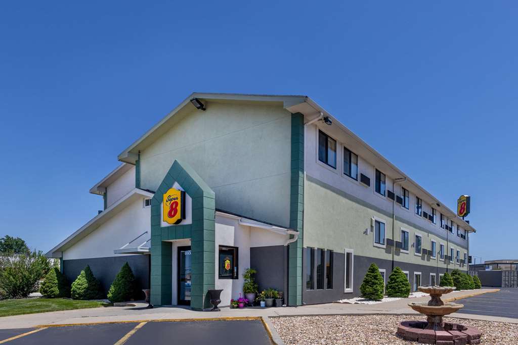 Super 8 by Wyndham Kansas City at Barry Road Airport in Kansas City, United States