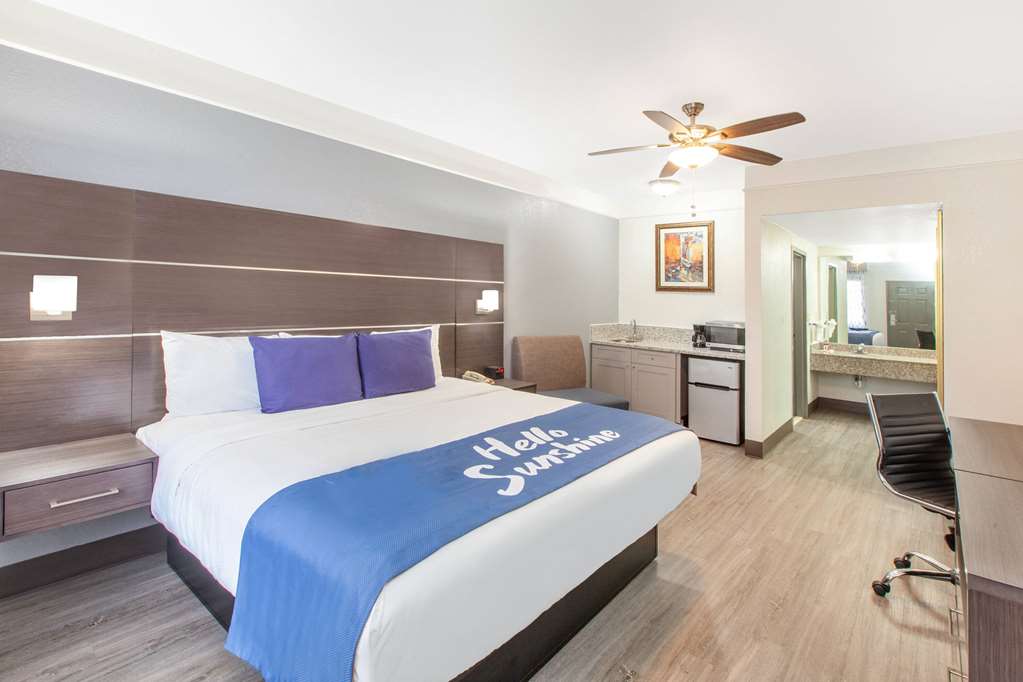 Days Inn & Suites by Wyndham Webster NASA ClearLake Houston - photo 22